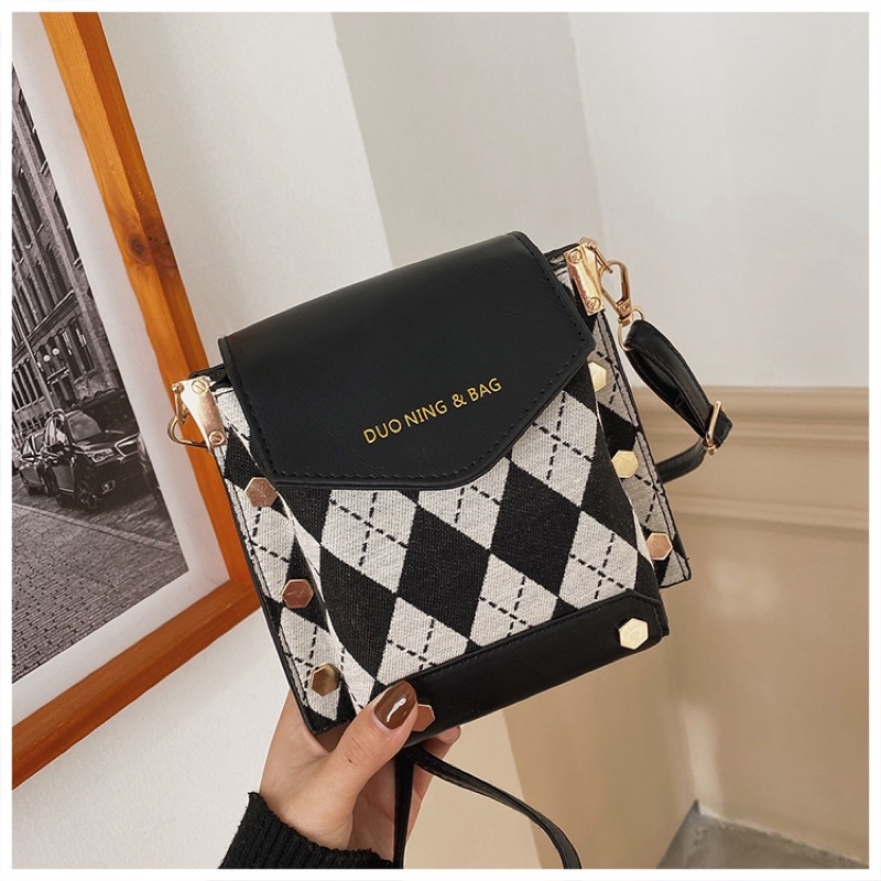 KOREAN VINTAGE SQUARE SLING BAG FREE KEY CHAIN RABBIT DOLL / TAS KULIT KOTAK / TAS KOREA SLING BAG / tas selempang kulit / tas slempang