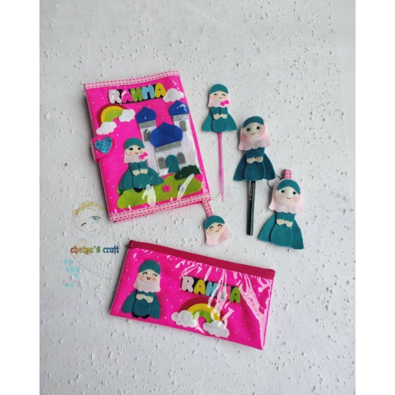 

satu set cover iqro+tempat pensil+pensil topper+gantungan kunci