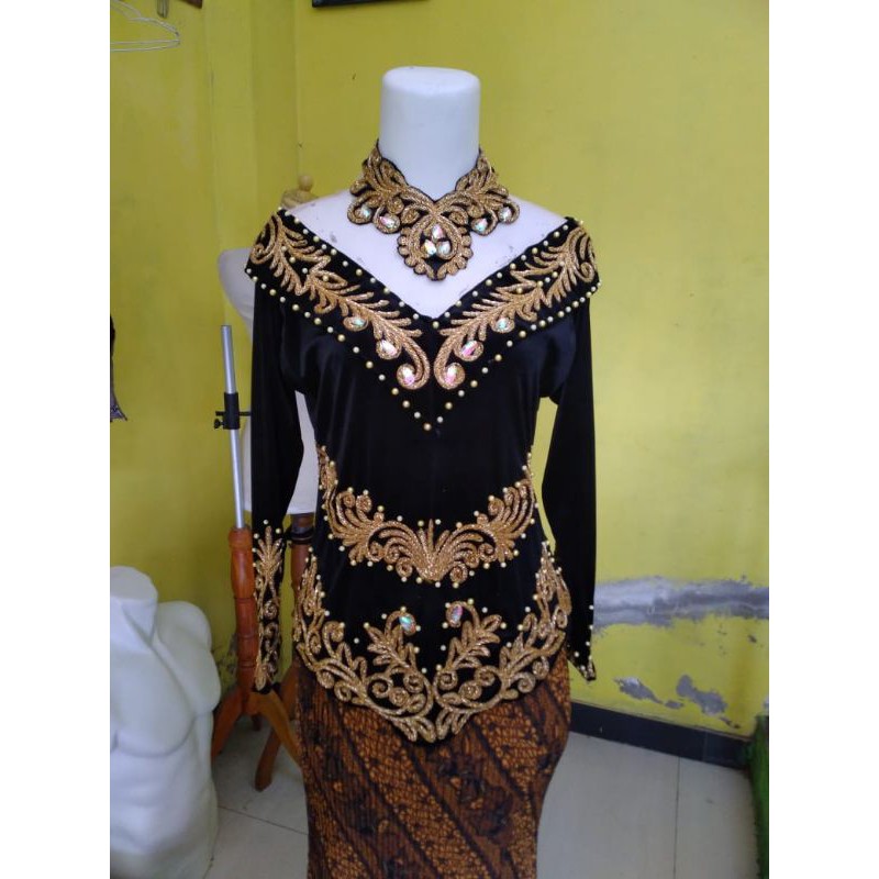 Atasan kebaya bludru