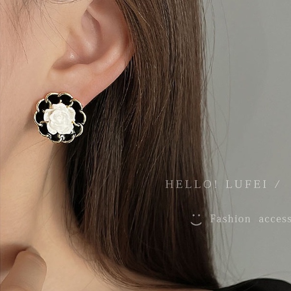 Anting Stud Desain Pita Warna Hitam Gaya Korea Vintage Klasik Untuk Aksesoris Wanita