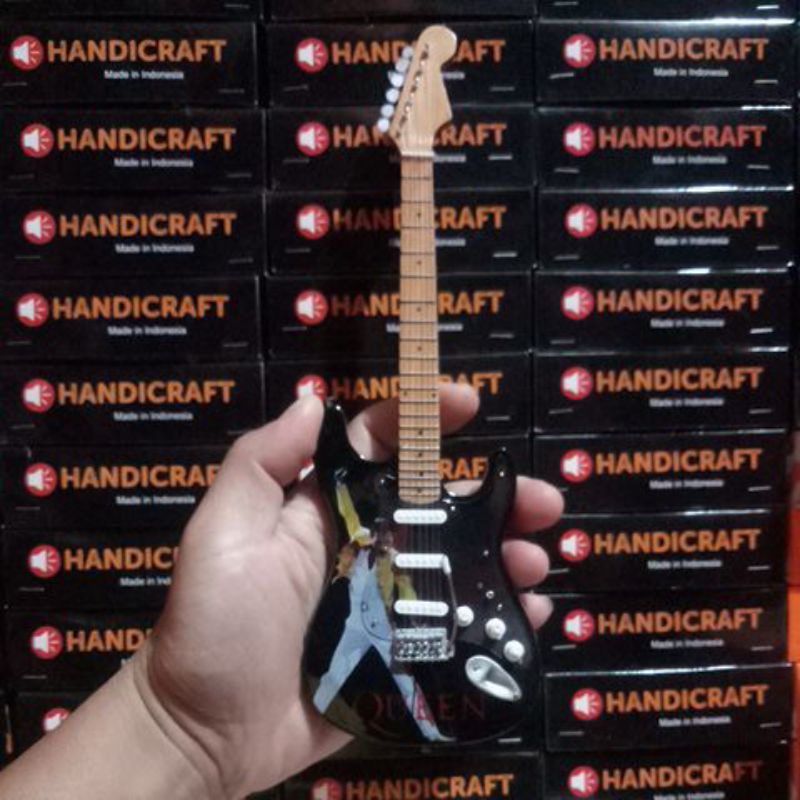Miniatur gitar fender stratocaster hitam fredy mercurry