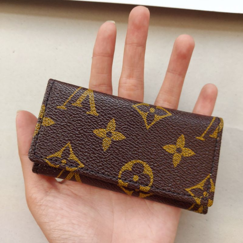 Dompet STNK dan Gantungan Kunci Motif Mono Coklat Import