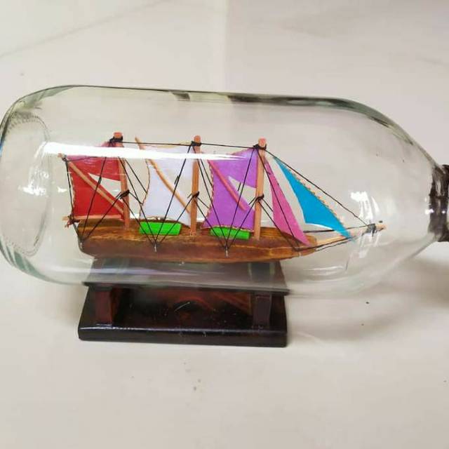 Miniatur hiasan kapal dalam botol