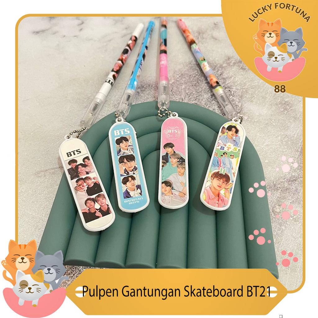 

[LuckyFortuna88] Pulpen Gantungan Skateboard bt21 Pulpen skateboard dengan aksesoris gantung Pulpen skateboard bergantungan Pulpen skateboard multifungsi Pulpen skateboard dengan gantungan Pulpen gantungan kunci skateboard