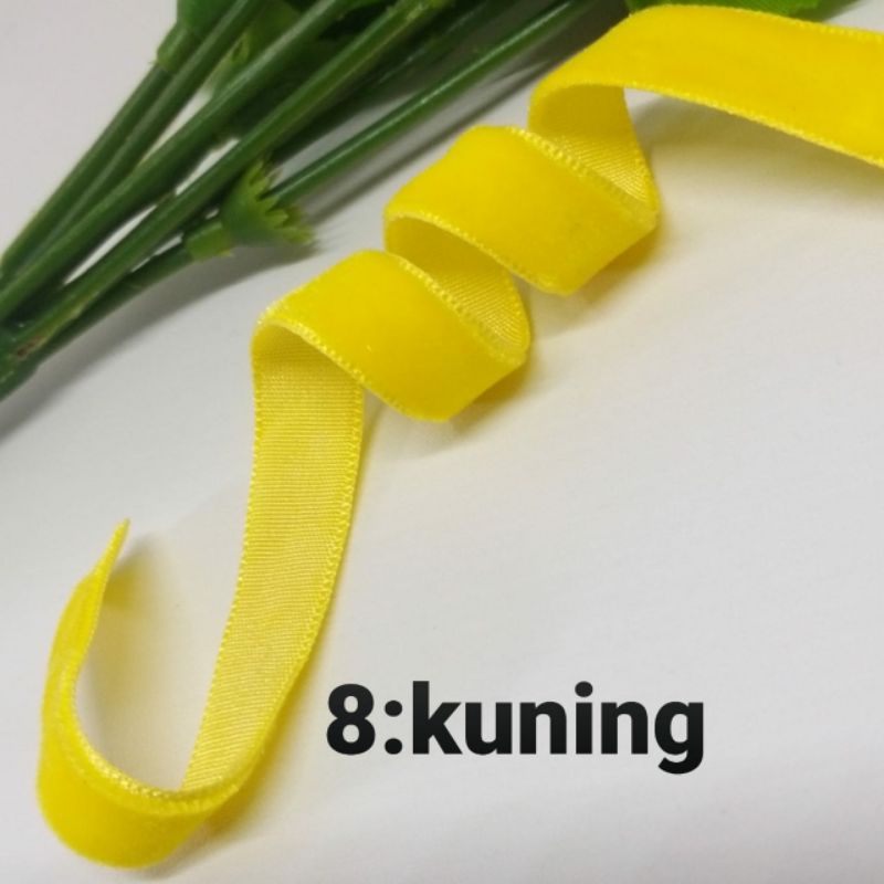 

per rol 15 meter,pita bludru/velvet warna kuning lebar 1 cm