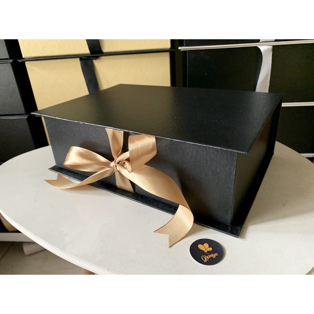 

GIFT BOX PREMIUM - FULL BLACK - MEDIUM & LARGE - KOTAK KADO