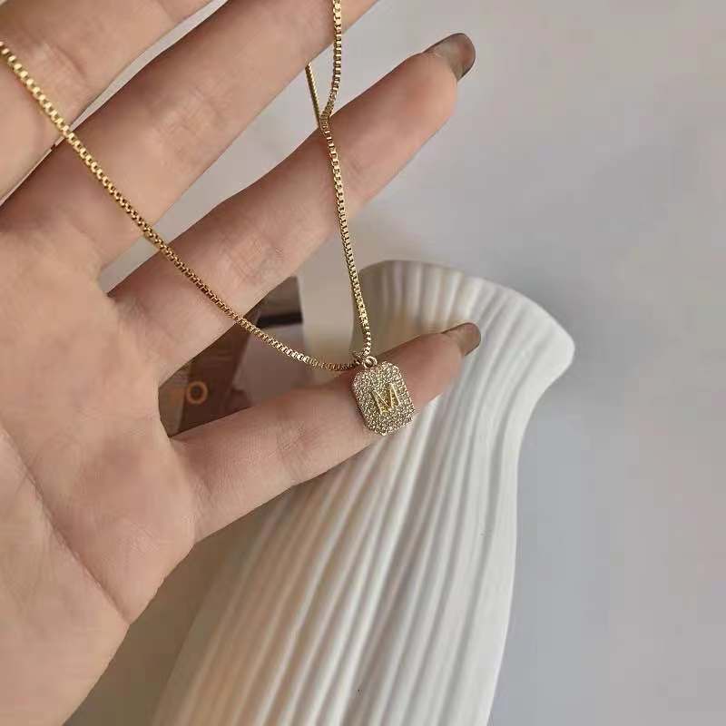 Titanium baja tidak memudar kalung wanita M word advanced kalung 2020 baru lampu mewah minoritas all