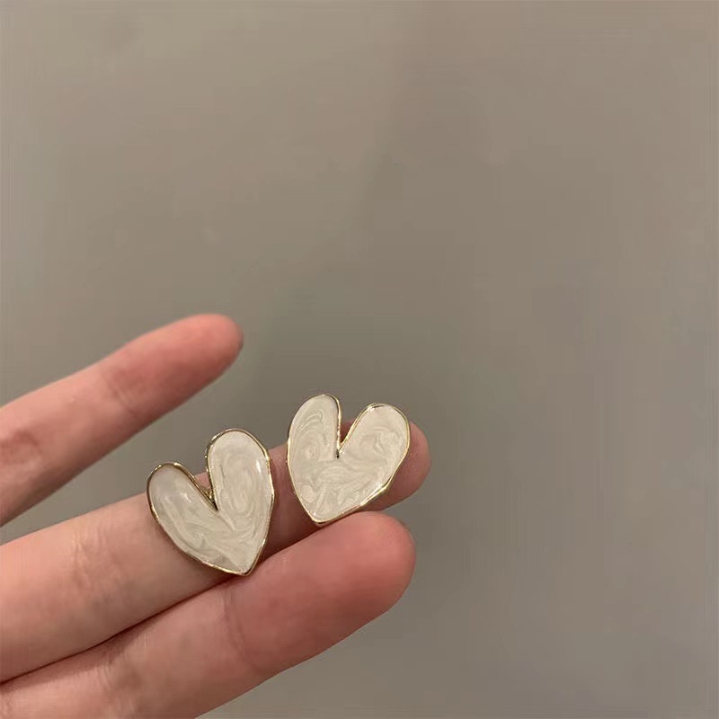 Anting Stud Desain Hati Besar Warna Putih Gaya Korea Minimalis Untuk Wanita