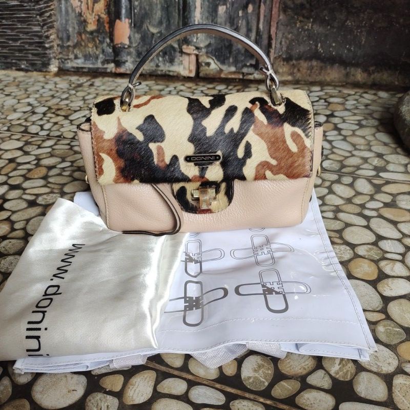 Preloved donini vigo army donini preloved murah  kelengkapan bag hitam.putih original 100%