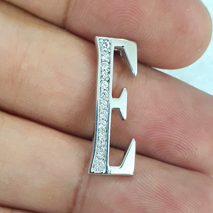 liontin huruf E variasi ad mata emas 75% 750 75 % variasi