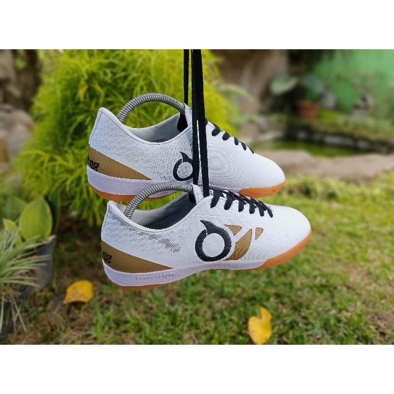 SEPATU FUTSAL ORTUSEIGHT BBS PUTIH GOLD