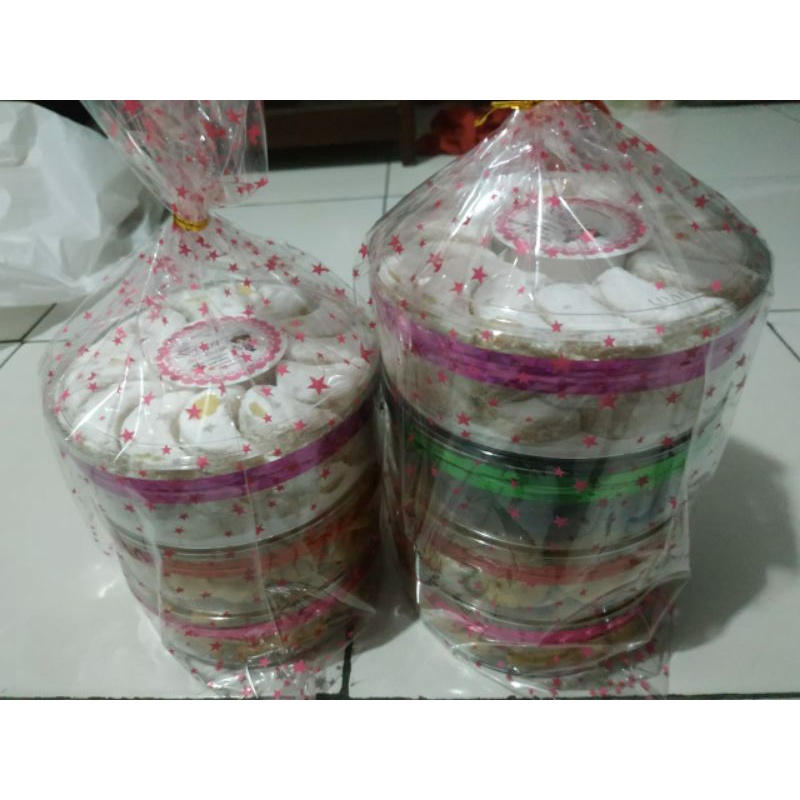 

Paket Hampers Kue Lebaran isi 3toples size 250gr free kartu ucapan