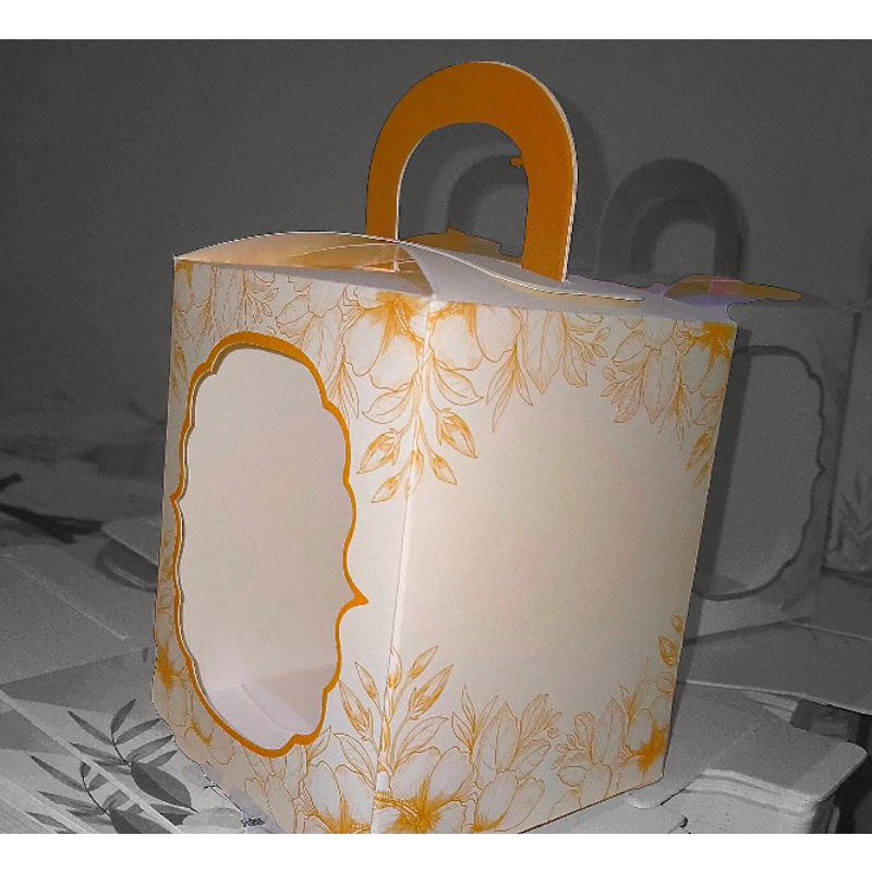 

Box souvenir 9x9x11 Gold ivory