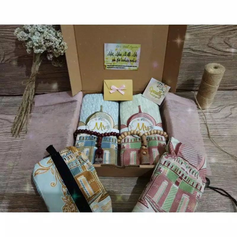 

Hampers wisuda / hampers wedding/ hampers seminar / kado ultah / hampers lebaran / parcel wedding