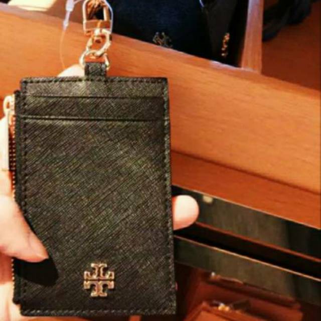 

Tempat id atau lanyard tory burch
