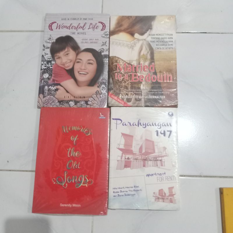 ( PROMO ) Obral paket murah ( isi 4 buku ) Novel remaja // fiksi // non fiksi // best seller // fantasi // romance // original // baru // new old stock-Paket 18