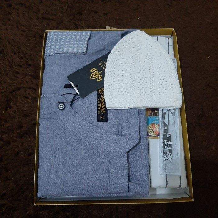 

HAMPERS COWOK PREMIUM GIFT KADO LENGKAP BAJU KEMKO DAN SARUNG PREMIUM - warna 4, S