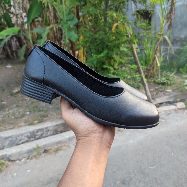 SAKAKI - Sepatu Docmart Slip On Wanita Loafers Mewah Dan Elegant - BLACK