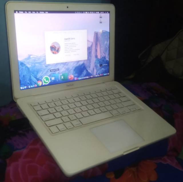 Laptop Macbook White RAM 4gb NVidia