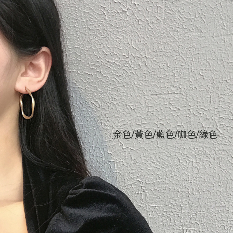 Anting Bentuk C Geometris Warna Permen matte Bahan Logam Gaya Korea