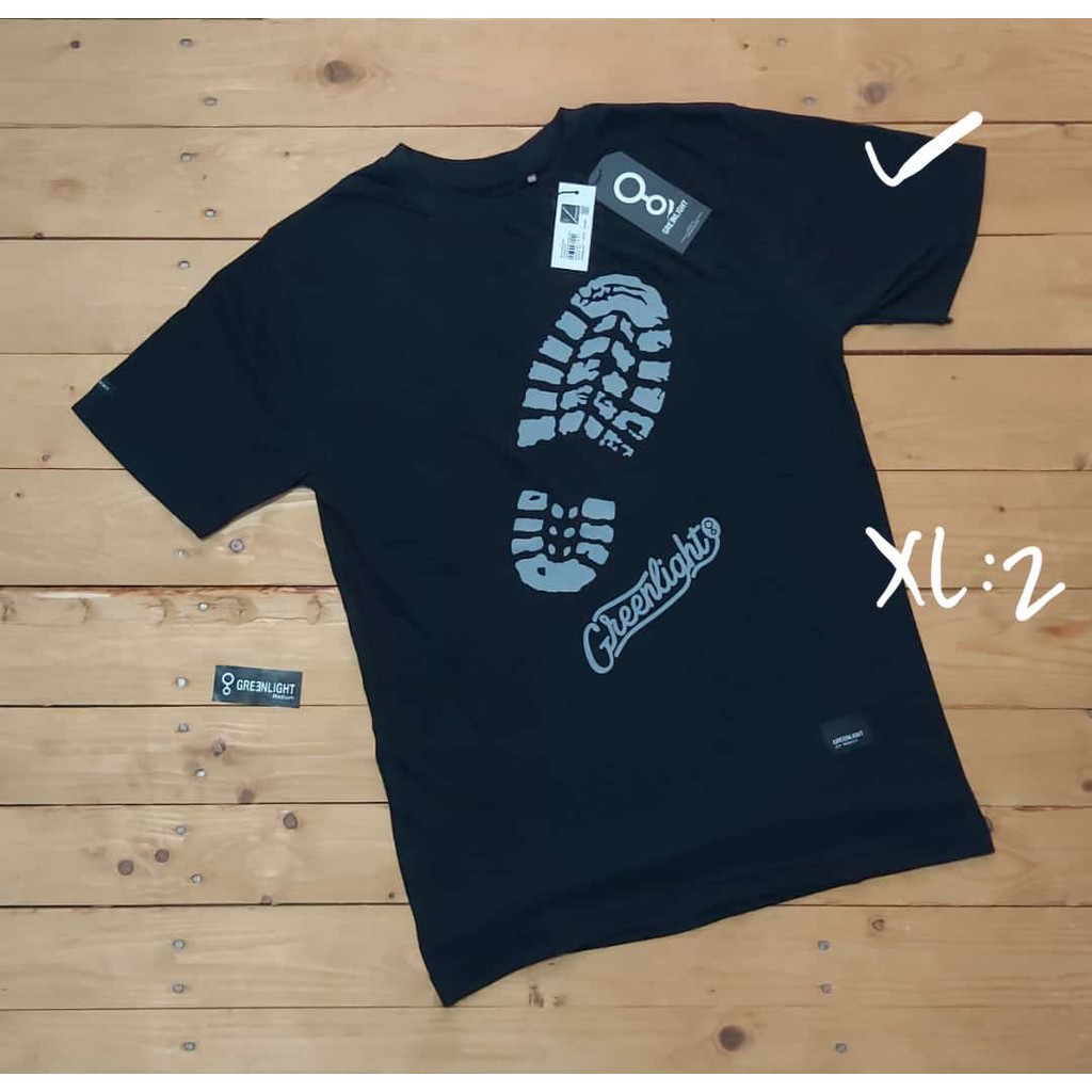 KAOS COWOK GREENLIGHT HITAM JEJAK SEPATU 30S