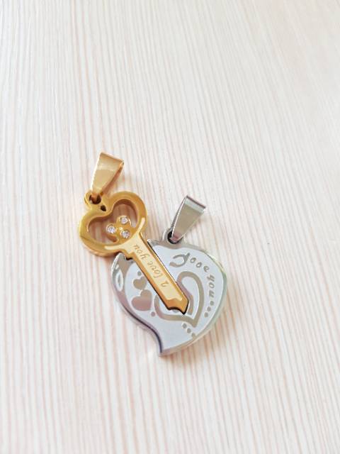 Liontin key love bahan titanium CP17