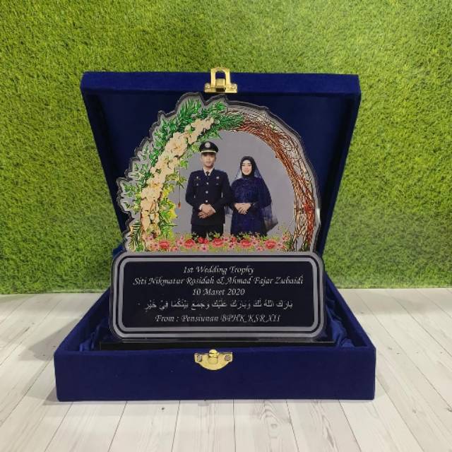 plakat custom/plakat murah/plakat akrilik/trophy/penghargaan/piala futsal/kado ultah/vandel