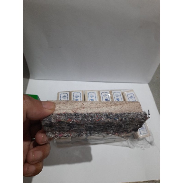 

1 pcs penghapus papan tulis kayu mudah digunakan