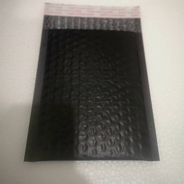 

Amplop bubble padded envelope ukuran dalam12x 18 cm hitam doff