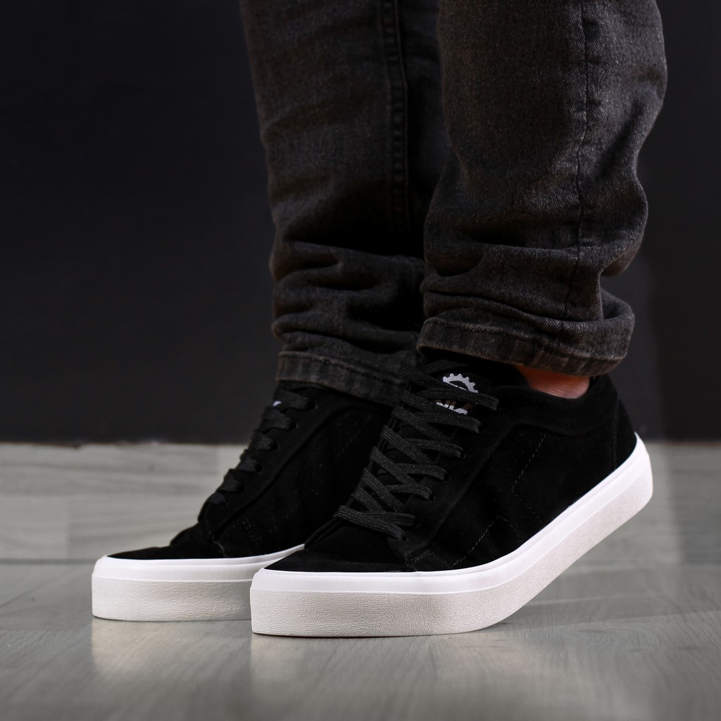 Scarlet Black | Sepatu Sneaker Hitam Suede Skate Simpel Casual Sket Sneakers Snikers | FORIND Tragen