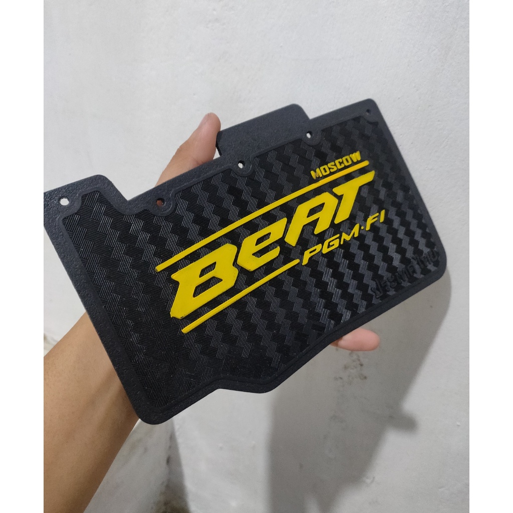 LIMITED EDITION MUDFLAP HONDA BEAT CARBON PELINDUNG MESIN + VACUM KARTON KARPET PENAHAN LUMPUR SPAKBOR TULISAN MOSCOW THAILAND HITAM HIJAU BIRU KUNING ORANGE SILVER BEAT FI BEAT NEW BEAT POP ESP PELINDUNG INJEKTOR