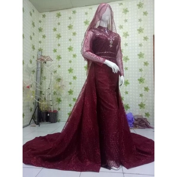 Gaun pengantin model slim warna maroon lengkap dengan slayer
