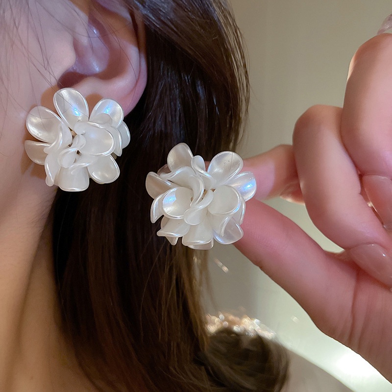 Anting Tusuk Motif Bunga Putih Ala Korea Untuk Wanita