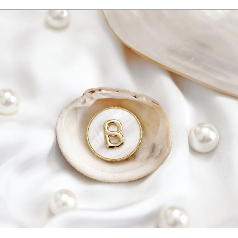 NEW‼️ WHITE SHELL BROOCH by BUTTONSCARVES