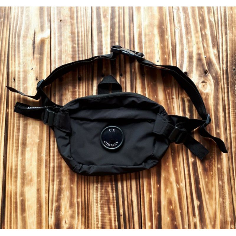 TAS SLEMPANG PRIA BODY BAG / WAIST BAG CP COMPANY HITAM PREMIUM