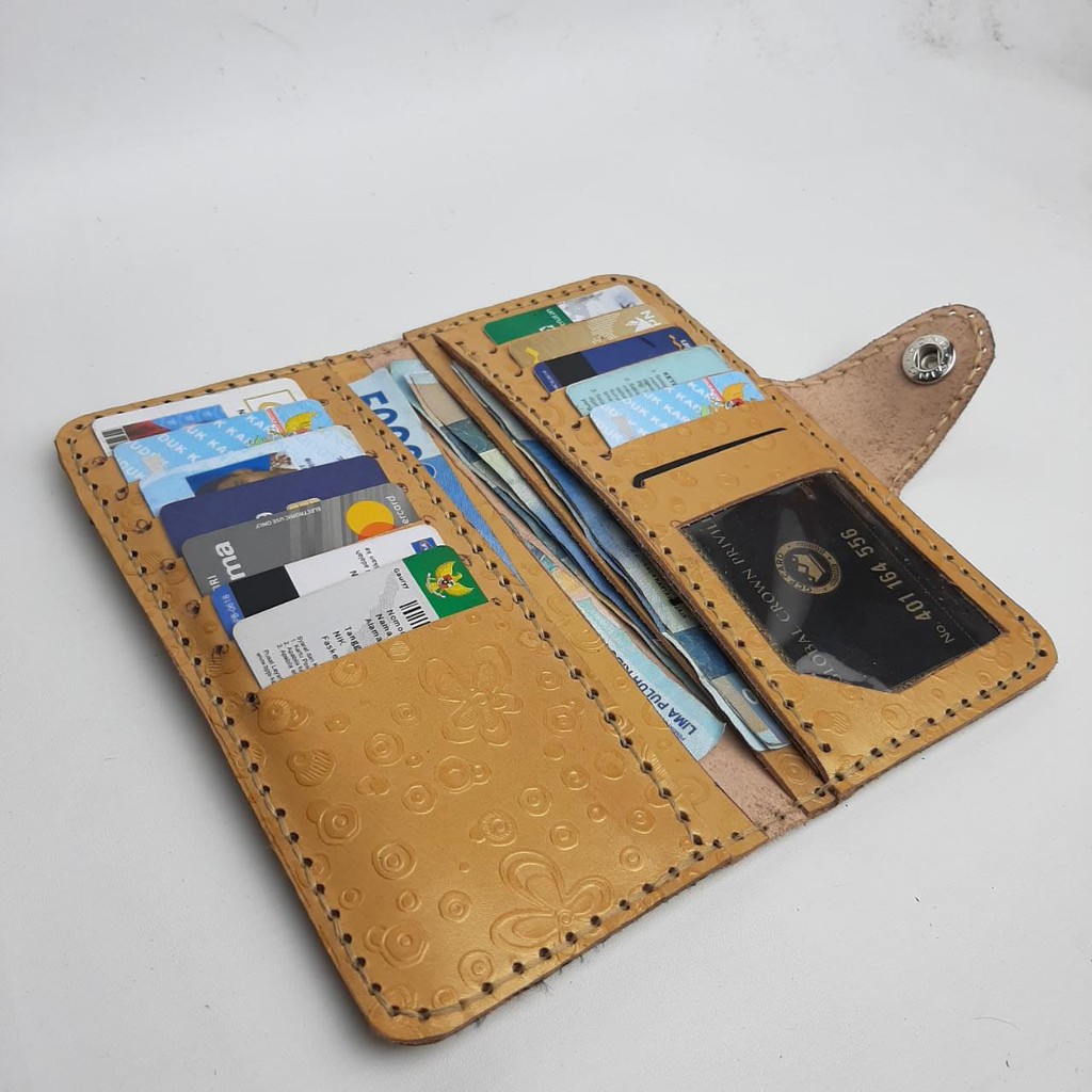 Dompet kulit sapi asli motif handmade memiliki 13 slot dan 4 tempat penyimpanan uang