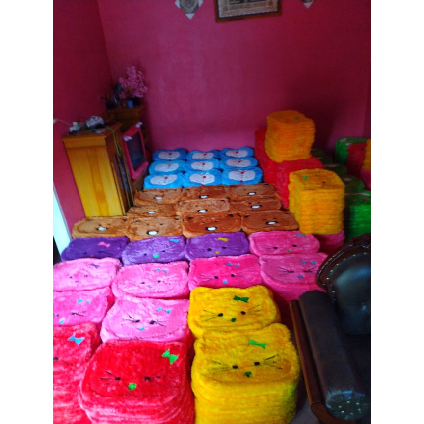 [GROSIR] KESET BULU RASFUR KARAKTER 40X60CM 40X60 40 X 60 CM PREMIUM TERMURAH HELLO KITTY KEROPPI KEROPI DORAEMON