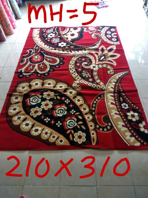 Karpet permadani motif abstrak dan kembang