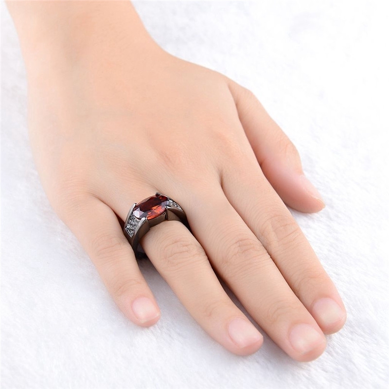 Cincin Pernikahan Warna Emas Hitam Aksen Rubi Untuk Wanita