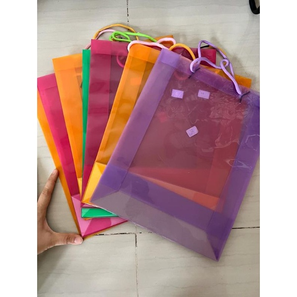 

TAS TRANSPARANT/ GOODIE BAG/TAS KADO/TAS PEGANGAN/MULTIFUNGSI 115