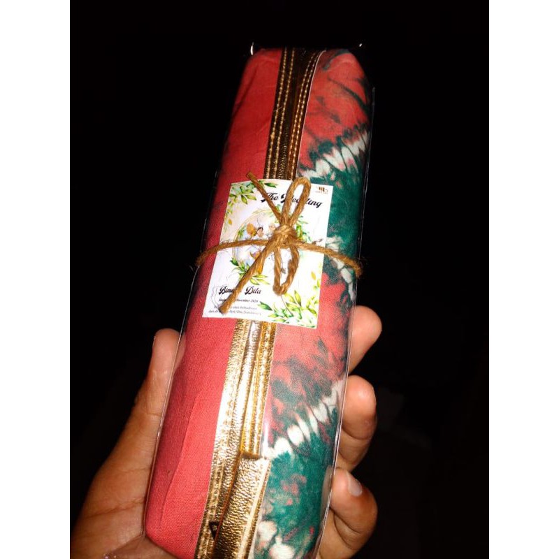 

Souvenir Tempat Pensil Sasirangan / Dusgrip Sasirangan