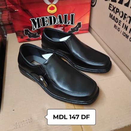 Sepatu kulit pria kantor pantofel sepatu kerja formal tampil lebih keren