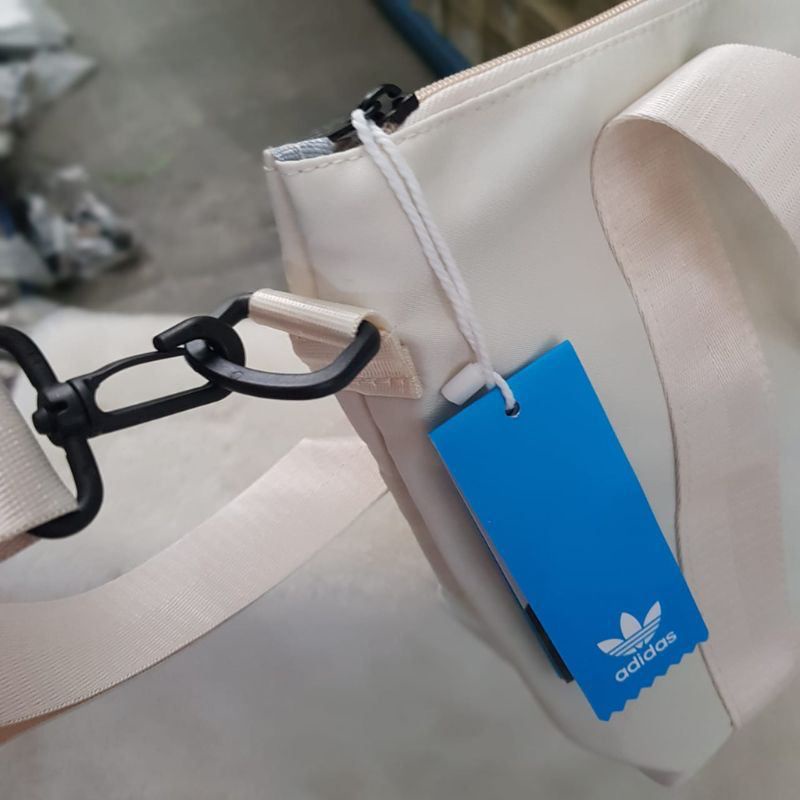 DDBA4099Tas Wanita Import Klasik Adidas ToteHarga: IDR 89.000Tersedia Warna Black, Blue, Pink, White