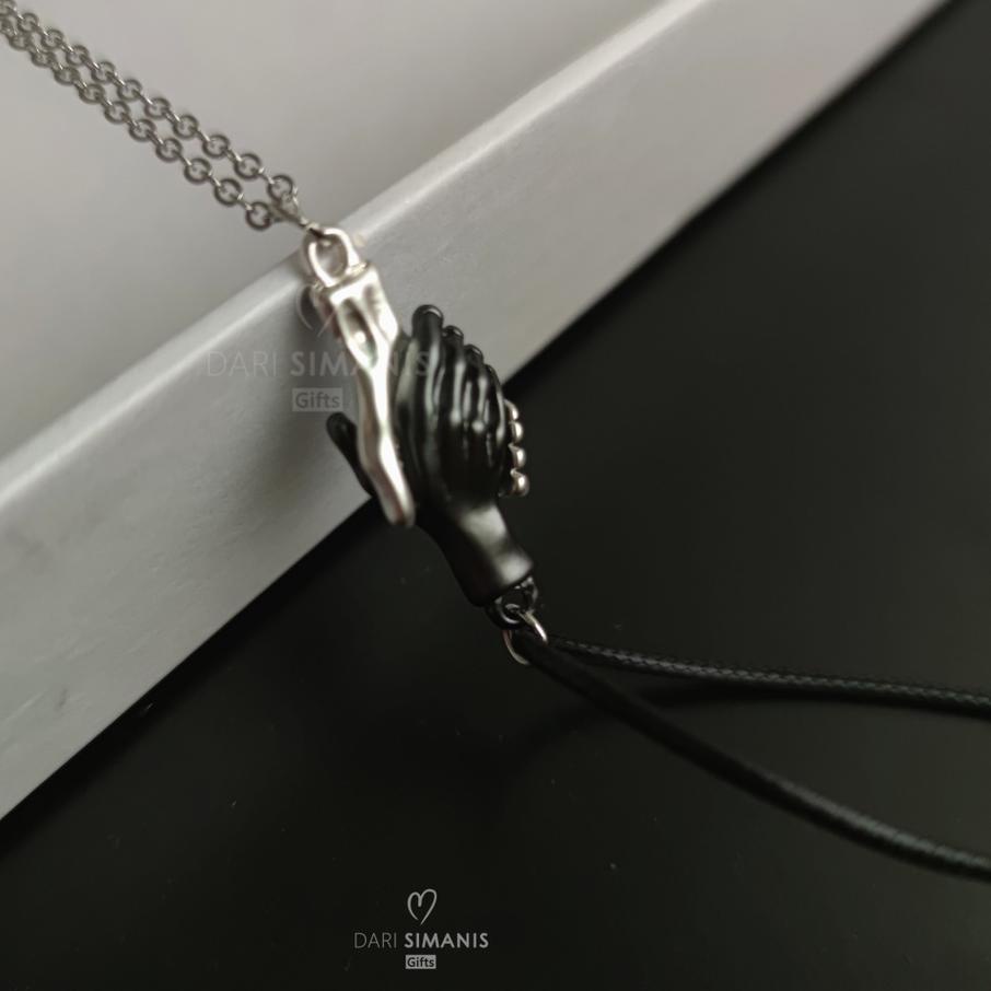 ➦ Holding Hands Necklace - kalung couple persahabatan ➭