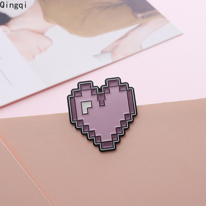 Bros Pin Enamel Desain Kartun GAME Element Heart Pixel Warna Pink Untuk Ransel