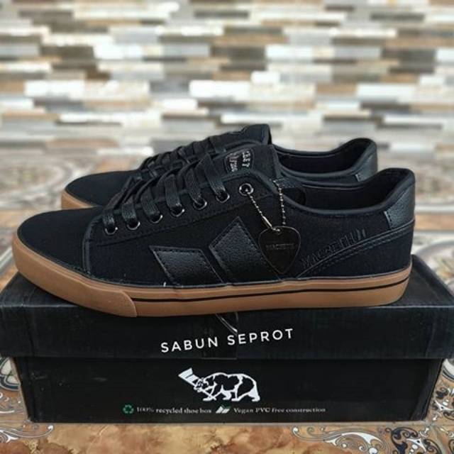 Macbeth James Black Gum Original