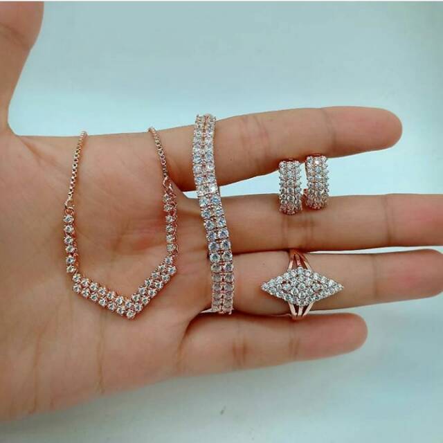 Set perhiasan berlian imitasi, persis berlian aslinya