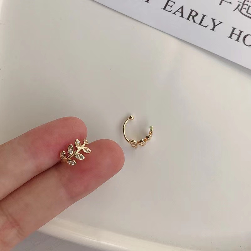 Anting Klip Bentuk Daun Bahan Titanium Steel Warna Emas Untuk Wanita Hoops