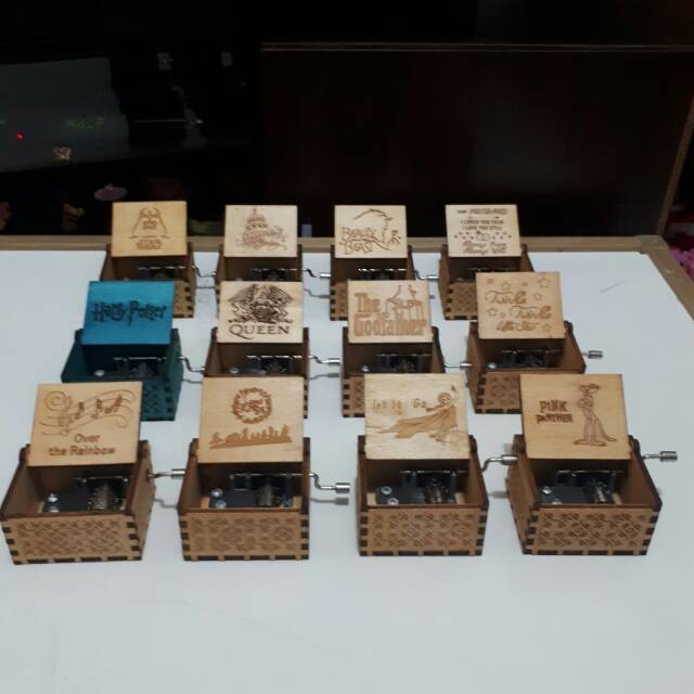  Kotak  musik kayu  vintage  putar tangan Shopee Indonesia