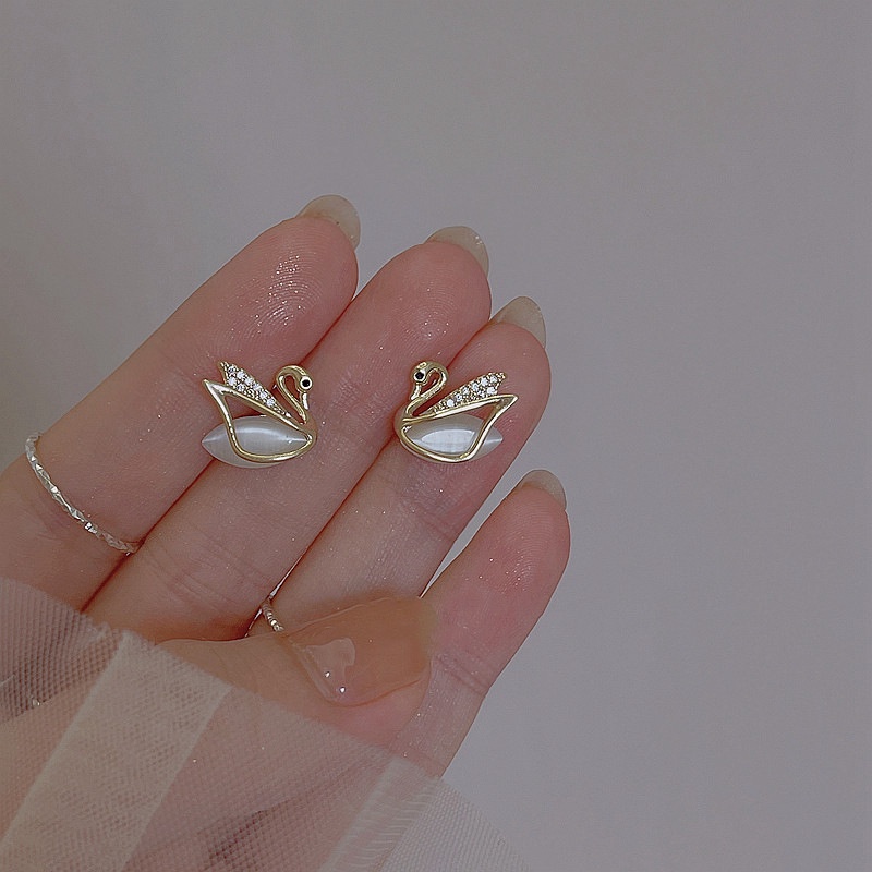 Anting Tusuk Motif Angsa Hias Kristal / Berlian Imitasi Simple Untuk Wanita